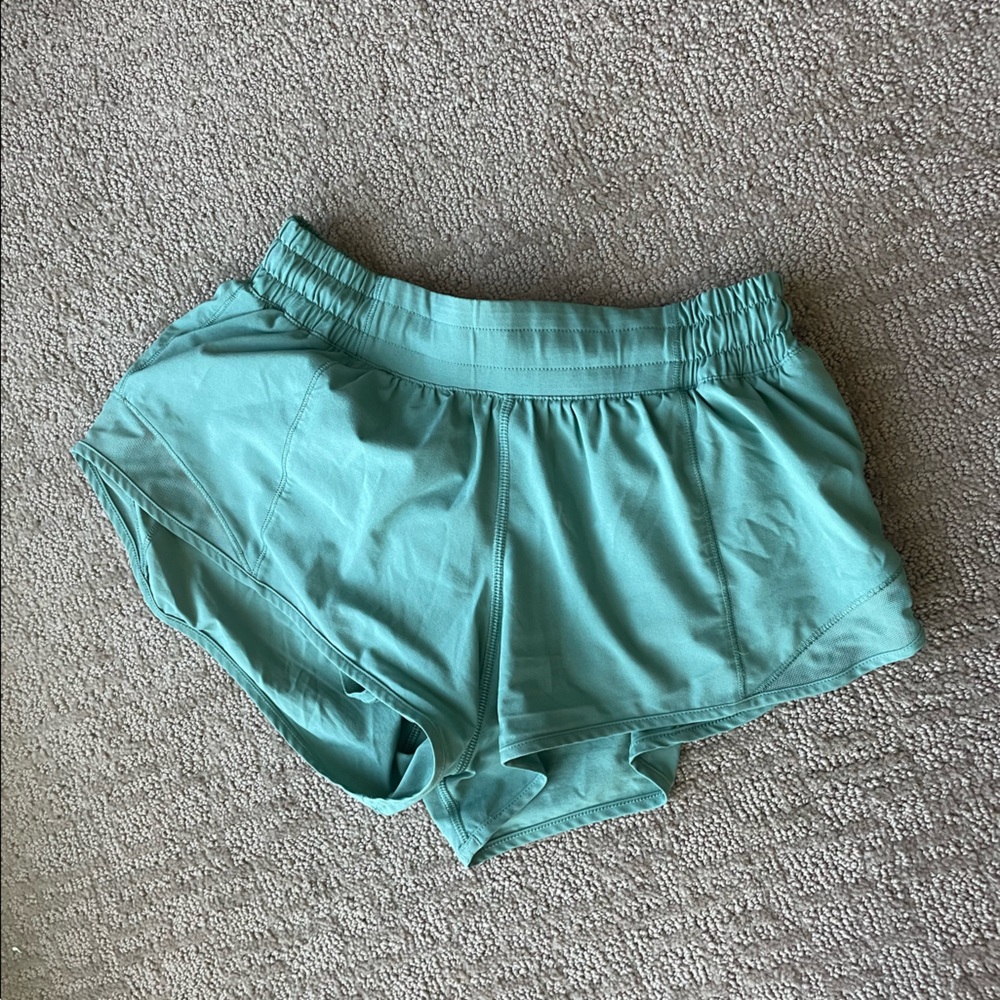 lululemon hotty hot 2.5 inch shorts